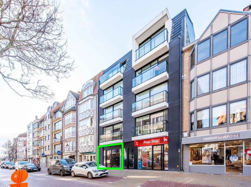 Op toplocatie, in het commerciële centrum van het bruisende Wenduine treft men dit casco handelspand. Dit handelspand werd gebouwd in 2015 en beschikt