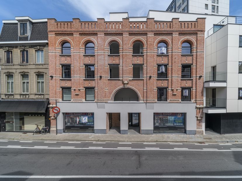 NIEUWE VOORWAARDEN !  Gelegen op een uiterst commerciële locatie met veel passage en visibiliteit, vlakbij het bruisende stadscentrum van Aalst, is di