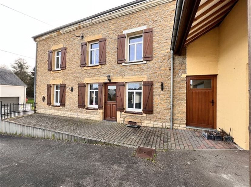 Julietimmo a le plaisir de vous présenter cette jolie maison 3 façades dans le charmant village de Saint-Léger. Ce bien se compose comme suit : Au rez