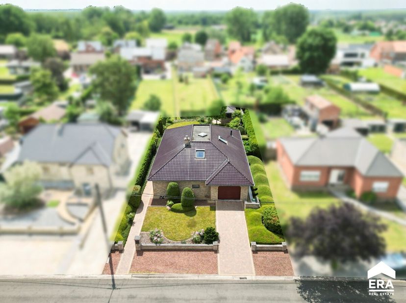 Verrassend ruime en degelijke gezinswoning is gelegen op een perceel van 7are en 51ca, combineert maximaal comfort en kwaliteit met een rustige liggin