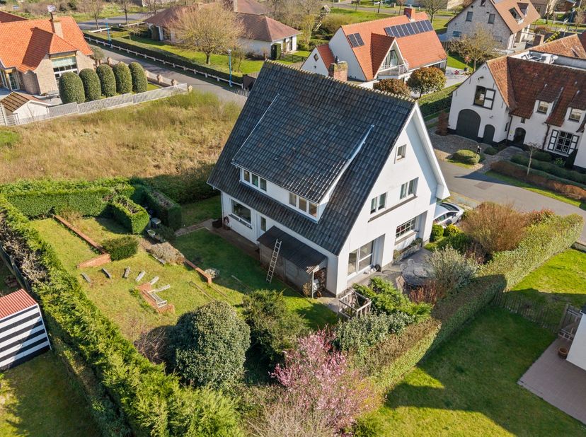 Villa charmante située dans un quartier très calme à qq minutes du centre de Coxyde et à 600m de la plage. Entrée avec WC, bureau/chambre, living avec