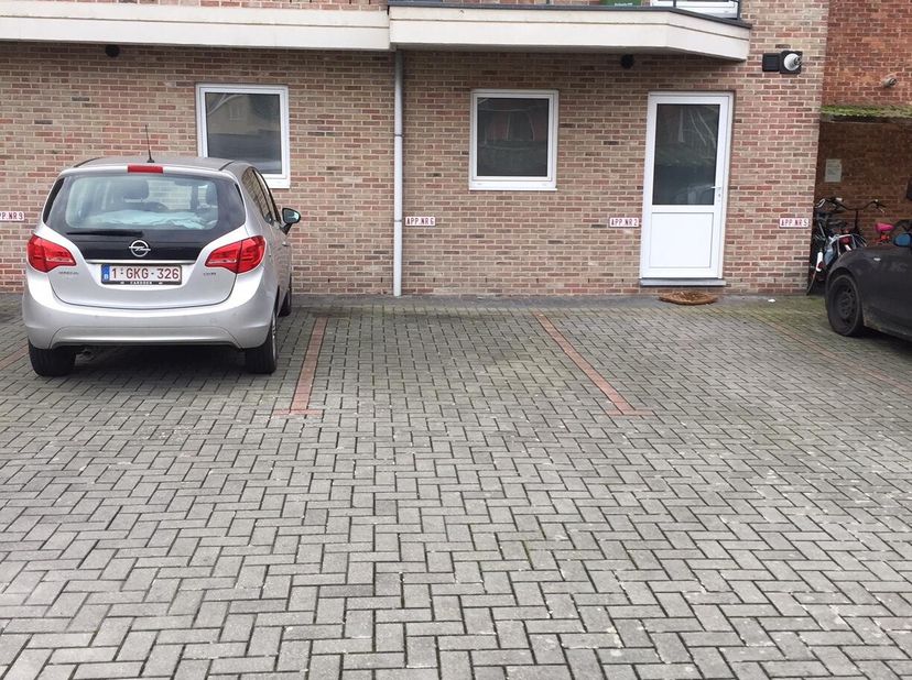 Vlot toegankelijke parkeerplaats met verlichte toegang, achteraan gebouw. &lt;br /&gt;
Zeer nabij centrum Hasselt en kolonel Dusartplein. &lt;br /&gt;
Onmiddellij