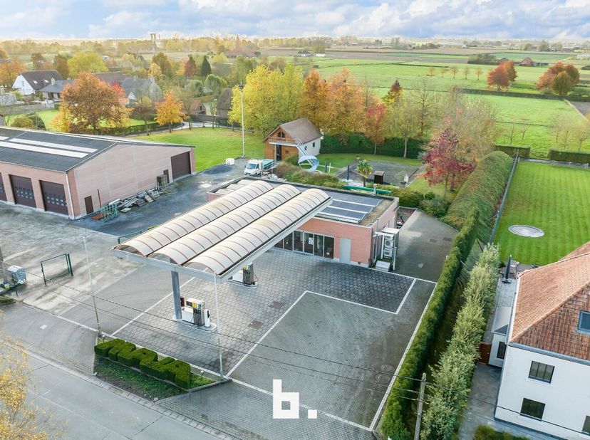 Vergund tankstation met bijhorende shop die als woning herbestemd kan worden, achterliggende mooi aangelegde tuin voorzien van bufferbekken. Totale op