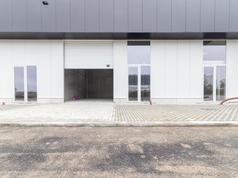 Unité PME neuve de 241 m² | Braine L&#039;Alleud (Lillois) | 10m x 24m avec 6M de hauteur | Porte sectionnelle : 4m sur 5m de H | Dalle en béton isolée et