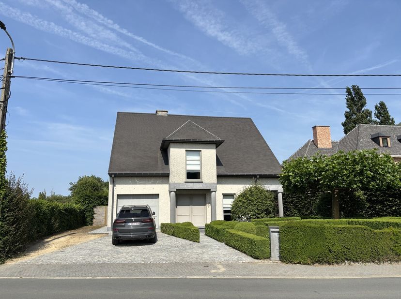 In een rustige en verzorgde buurt van Opwijk bevindt zich deze instapklare en goed onderhouden villa met drie slaapkamers, waarvan één voorzien is van