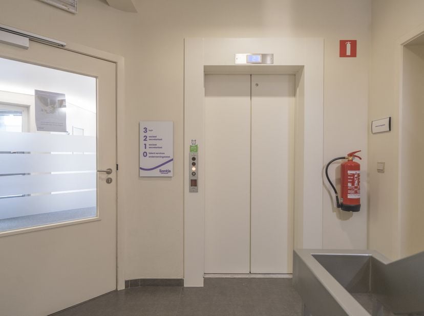 Vous recherchez un espace de bureau prêt à emménager avec parking dans un emplacement privilégié à Courtrai? Découvrez cet immeuble de bureaux représe