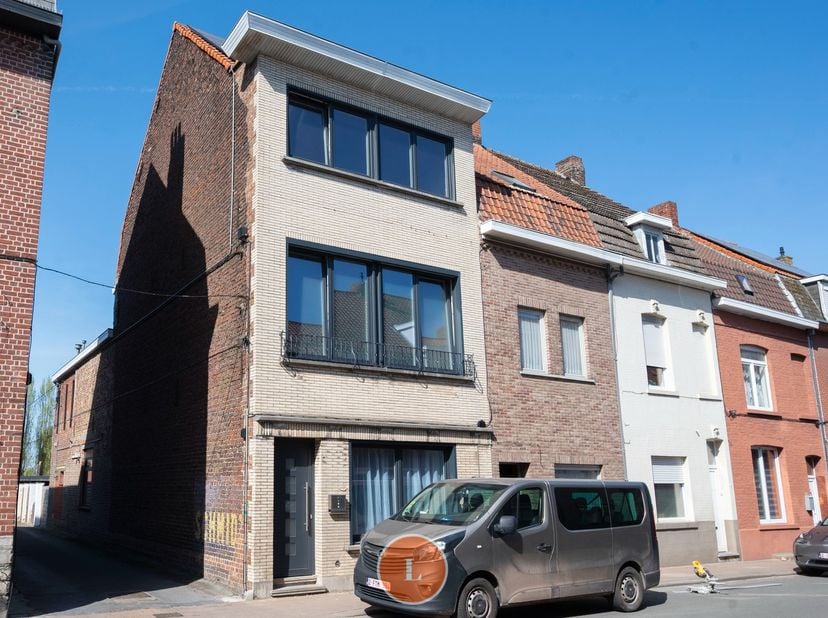 Deze woning ligt op een strategische locatie aan de rand van het centrum, op wandelafstand van het station en vlak bij de belangrijkste invalswegen.&lt;b