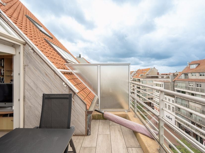 Appartement duplex prêt à emménager avec 2 chambres et de grandes terrasses situé sur l&#039;avenue Lippens.&lt;br /&gt;
Composé de :&lt;br /&gt;
hall d&#039;entrée, toilet