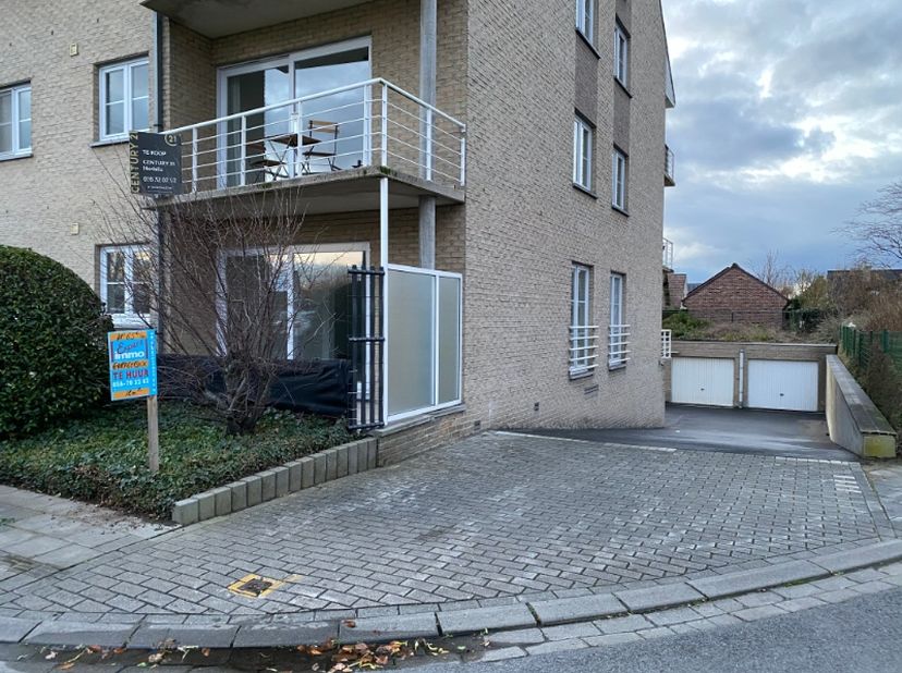 Stevige gebouwde en afgesloten garagebox (achteraan de garage op de grond komt er soms water grondwater binnen) afgesloten met manuele metalen kantelp