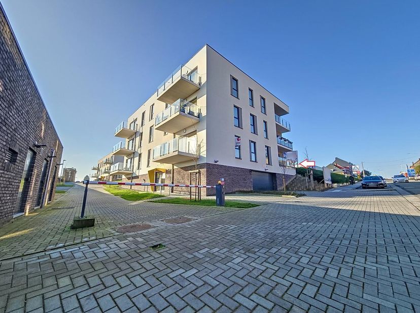 Situé au centre de Leuze-en-Hainaut, dans une résidence contemporaine au sein du nouveau quartier résidentiel « Les Jardins du Bois Blanc », cet appar