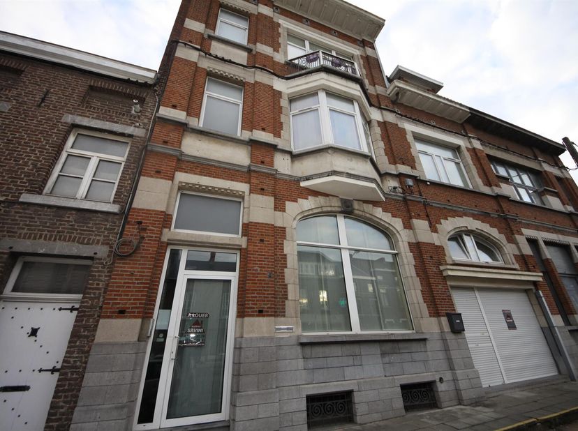 Marchienne-au-Pont : à louer proche de toutes commodités (commerces, pharmacies, banques, R3) appartement au 2ème étage comprenant séjour avec cuisine