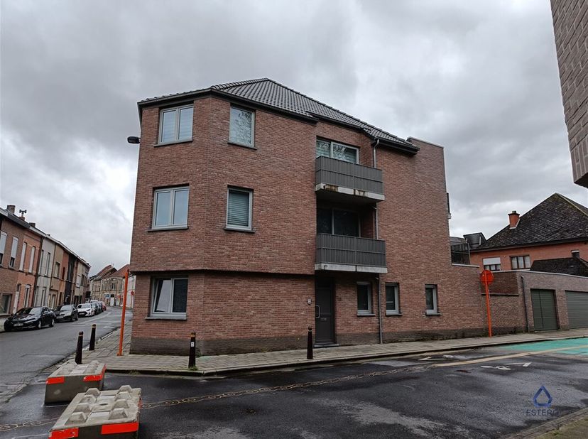 Ben je op zoek naar een warme, instapklare woning waar comfort, licht en gezelligheid samenkomen? Dan is deze prachtige woning op de Valerius De Saede