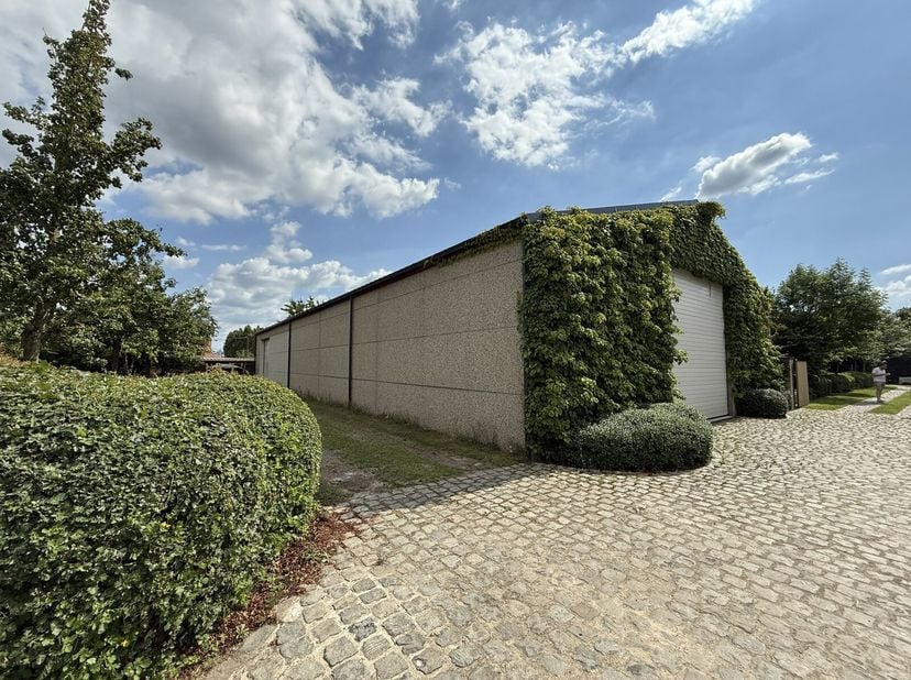 Op zoek naar een ruime en goed bereikbare opslagruimte?&lt;br /&gt;
In Markegem (Dentergem) bieden wij een opslagplaats te huur aan van circa 420 m².&lt;br /&gt;