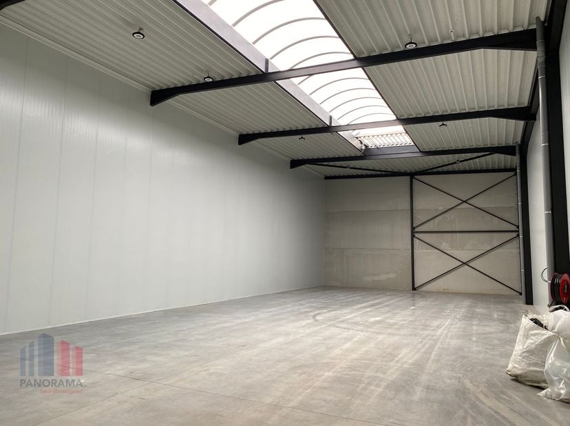 KMO-unit van 160 m² te huur, de unit maakt deel uit van het &quot;Stuckens Business Park&quot; en is strategisch gelegen in Buggenhout, aan de rand van het Bugg