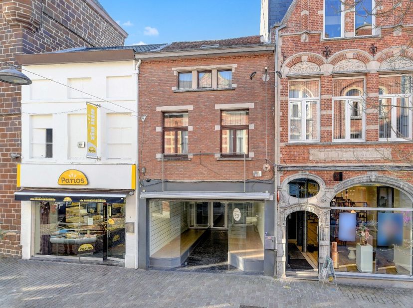 Local commercial immédiatement disponible avec surface habitable au-dessus dans un emplacement TOP à proximité de la Grote Markt et du parking Demerva