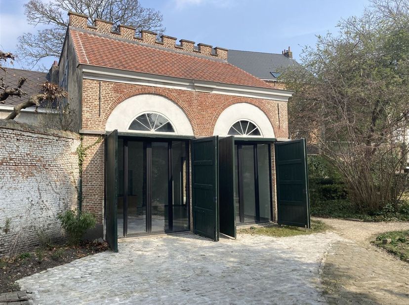 Unieke woning met 2 slaapkamers, bureau ruimte, terras en autostaanplaats in het centrum van Lier&lt;br /&gt;
Beschrijving:&lt;br /&gt;
Dit oude koetshuis is voll