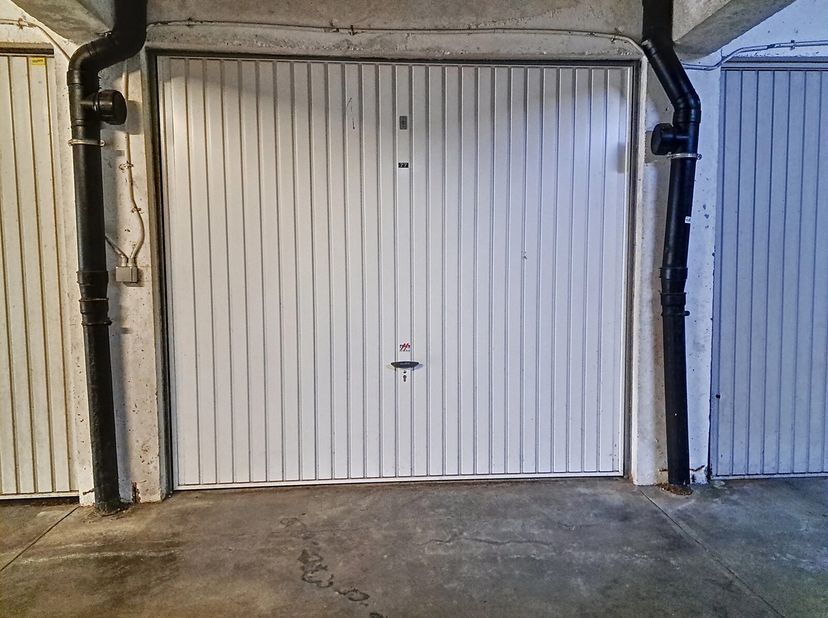 Garage box fermé (15m² - 5,50mx2,70m) idéalement situé à St-Stevens-Woluwe, à proximité de l&#039;hôpital St-Luc, du centre commercial de Woluwe et de plus