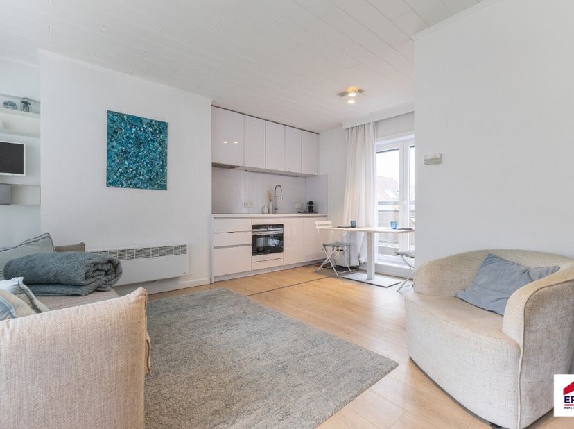 De Panne: Gerenoveerde studio met zijdelings zeezicht en ruim terras Gelegen op de vijfde verdieping van de stijlvolle residentie Sorgenfri, biedt dez