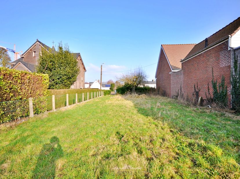 Dans une rue peu fréquentée du centre du village de Ruien, qui fait partie de Kluisbergen, se trouve ce terrain à bâtir pour une construction jumelée.
