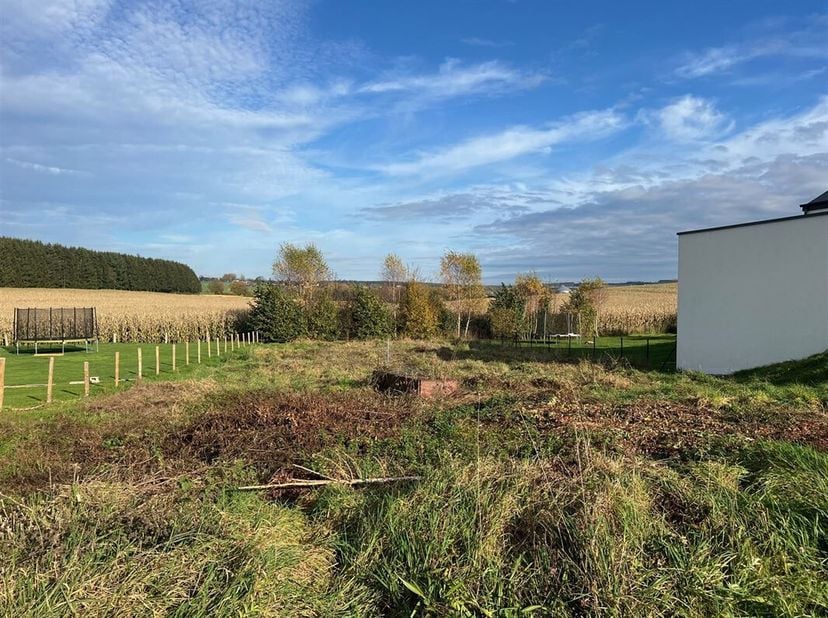 Très beau terrain à bâtir en périphérie de Bastogne, avec jolie vue sur la campagne. &lt;br /&gt;
Parcelle de 9ares25 avec permis obtenu pour la constructio