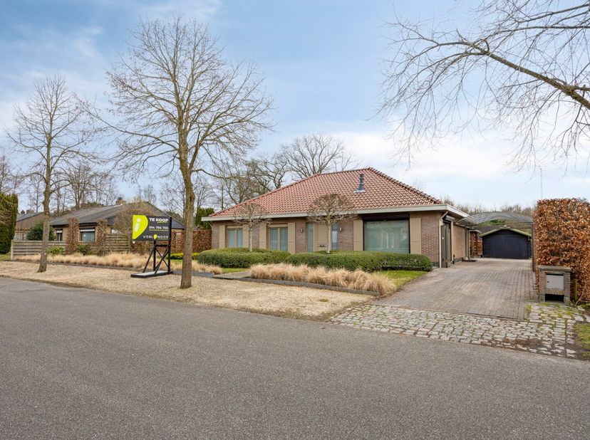 Deze goed onderhouden woning is gezellig gelegen in een rustige buurt in Mol-Wezel.&lt;br /&gt;
Via de ruime inkomhal kom je in de open leefruimte van de wo
