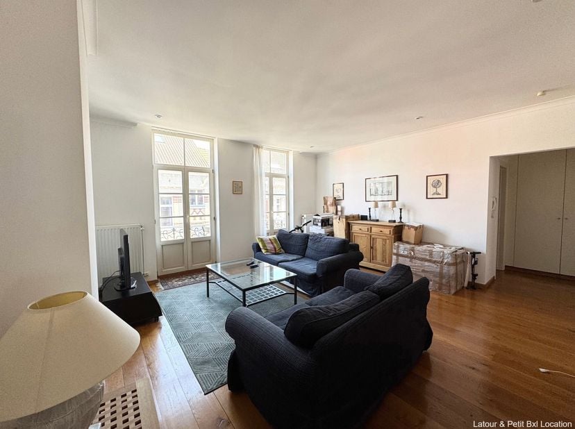 BRUXELLES, à proximité du parc du Cinquantenaire. Bel APPARTEMENT (2ch/1sdb) MEUBLE de 107 m² dans une superbe maison de maître de 8 m de façade. Au d