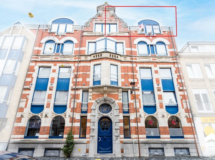 Dit duplex appartement met 3 slaapkamers en terras bevindt zich pal in het centrum van Ieper. Dit kwalitatief afgewerkt appartement beschikt over een
