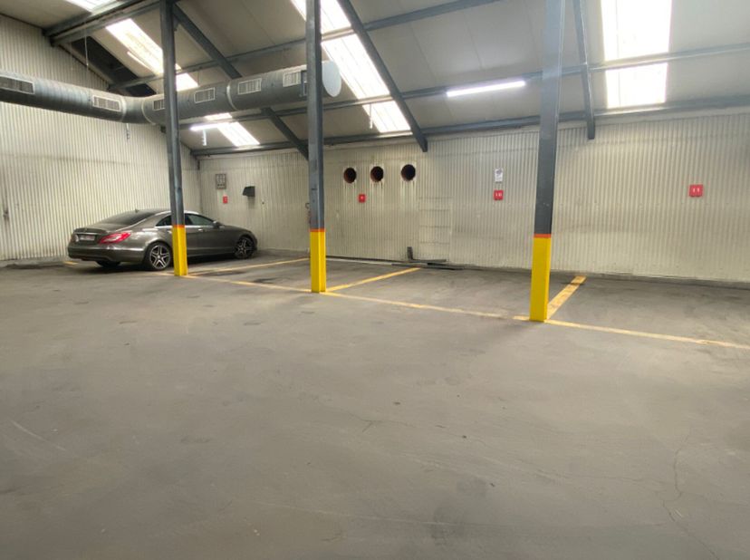 Te verhuren magazijn op een perceel van +/- 845 m² ideaal gelegen tussen Gare du Nord en Place Lieds:&lt;br /&gt;
- vloeroppervlakte: +/- 752 m²&lt;br /&gt;
- opp