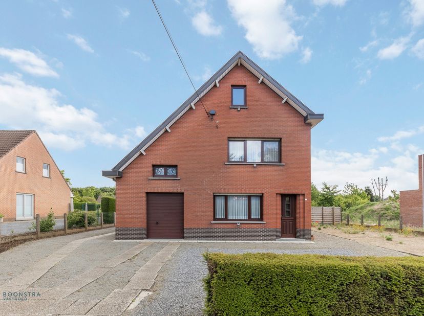 Op een uitstekende locatie in een rustige straat te Werchter bevindt zich deze op te frissen woning met 3 slaapkamers op een prachtig perceel van 1014