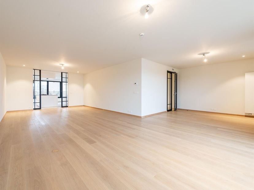 Idéalement situé dans le quartier du Châtelain et à deux pas de la place Brugmann, au deuxième étage d&#039;un immeuble récent, vaste appartement de trois
