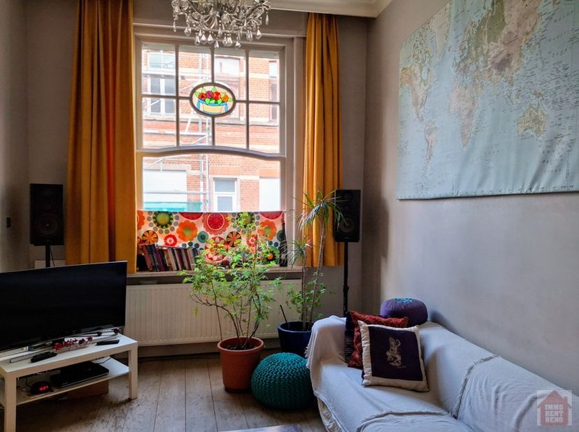 Deze instapklare woning werd volledig gerenoveerd in 2009 met smaakvolle materialen en oog voor details.&lt;br /&gt;
De klassevolle inkomhal geeft toegang v