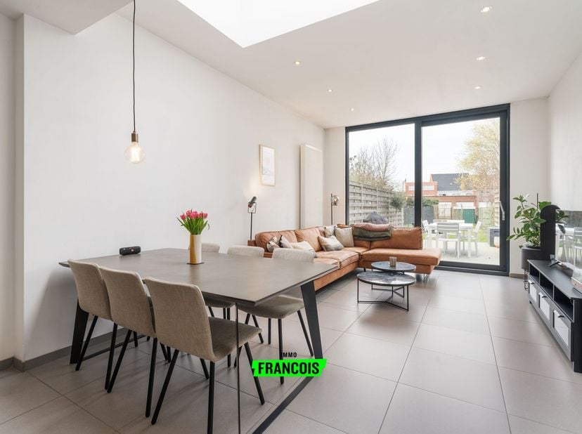 Située au centre de Roulers (à 5 minutes du centre), cette maison familiale récemment rénovée en 2014 offre 3 chambres. La maison est facilement acces