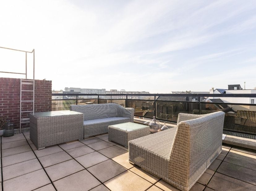 Oostende: 1-slaapkamerappartement met zonnig terras te koop! Dit licht op te frissen dakappartement kunt u terugvinden in Oostende op een ideale locat