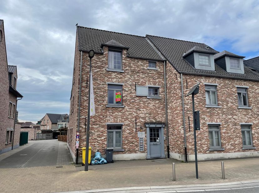 Appartement met 2 slaapkamers, groot terras, gemeenschappelijke tuin, midden in het centrum van Hulshout.&lt;br /&gt;
Inkomhal, 2 slaapkamers, badkamer met