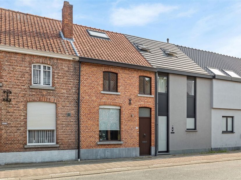Dit betreft een gunstig gelegen tweegevelwoning met gezellig tuintje en achteruitweg met parkeerplaats via Populierenstraat.&lt;br /&gt;
De woning is gunsti