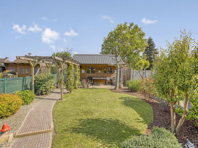 Dans une impasse calme de Ruddervoorde, nous trouvons cette maison prête à emménager à vendre avec une excellente accessibilité: le centre de Ruddervo