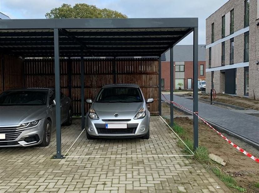 Goed gelegen carport in de nieuwbouwwijk Zuiderdal te Boechout. &lt;br /&gt;
Bent u op zoek naar een overdekte staanplaats voor uw auto of caravan? Dan is d
