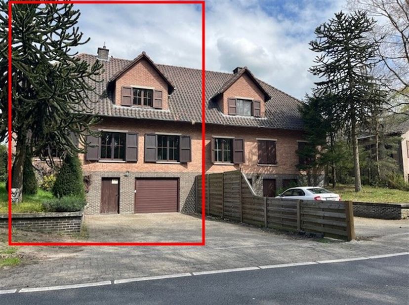 Zeer ruime woning met 3 slaapkamers, grote garage en tuin.&lt;br /&gt;
Centraal gelegen nabij tal van faciliteiten en invalswegen.&lt;br /&gt;
Indeling:&lt;br /&gt;
Rui