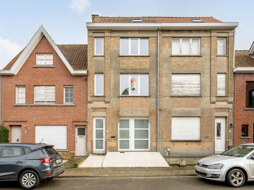 Te huur&lt;br /&gt;
&lt;br /&gt;
Volledig gerenoveerde woning met 4 slaapkamers&lt;br /&gt;
Deze grote rijwoning is net volledig gerenoveerd waardoor het zowel qua comf