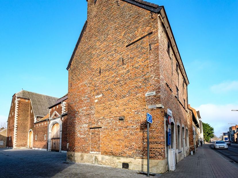 PRACHTIGE GERENOVEERDE HOEVE MET 2 WOONGELEGENHEDEN OP TOPLOCATIE&lt;br /&gt;
Deze prachtige hoeve is gelegen op het gezellige en rustige Begijnhof te Sint-