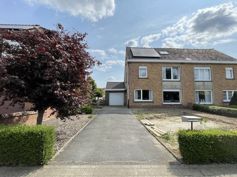 Jolie maison semi-mitoyenne avec 4 chambres, JARDIN et large allée de stationnement. La maison se compose dun hall dentrée et dun grand séjour avec CU