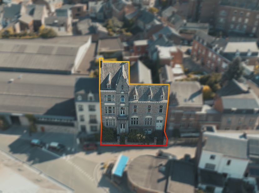 Het immo-kantoor van Nigel heeft het genoegen u dit uitzonderlijke pand in het toeristische stadscentrum van Dinant voor te stellen. Dit unieke pand m