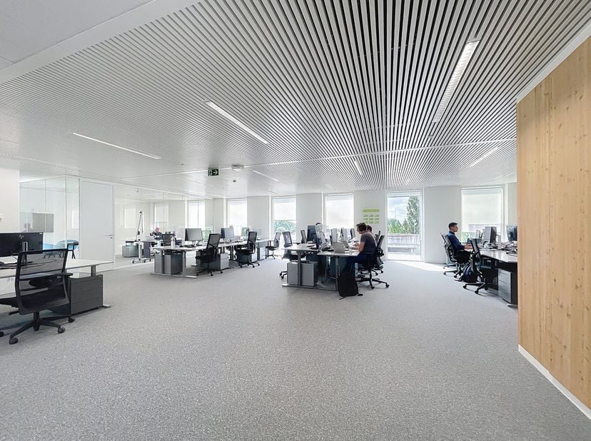 Op de derde verdieping van een modern kantoorgebouw in Aalst bieden wij een kantoorruimte van ca. 262 m² te huur aan. Deze locatie geniet van een uits