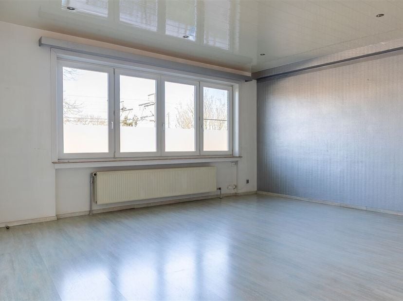 Property One vous propose cet appartement situé dans un quartier calme et résidentiel de Lot, il offre un cadre de vie agréable à proximité des commod