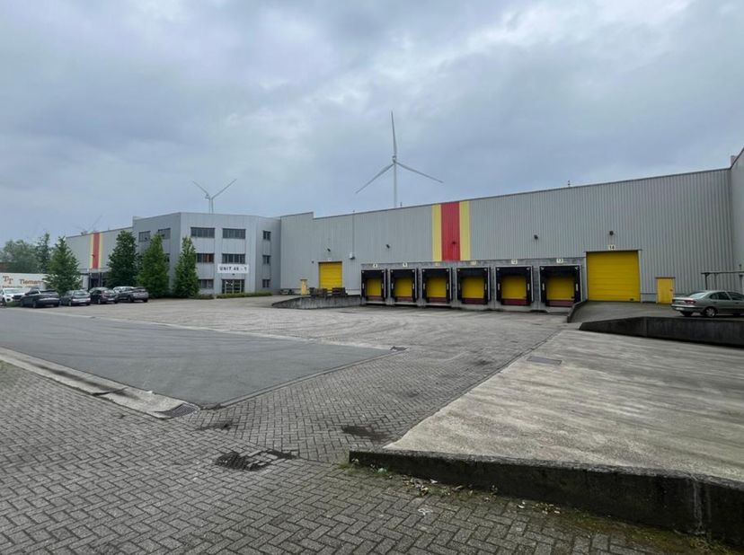Instapklare logistieke unit van ca. 5.032 m² magazijnruimte + ca. 619 m² kantoren op toplocatie nabij E19 (Breda-Antwerpen). Voorzien van een vrije ho