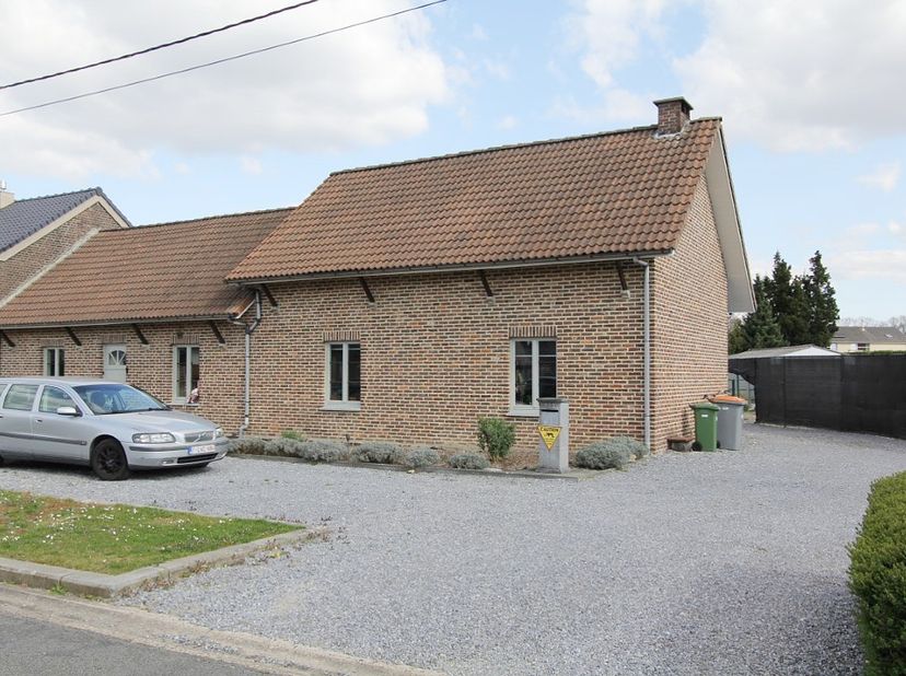 Zeer rustig gelegen gezinswoning  op een grondstuk van 1242 m2; volledig gerenoveerd.&lt;br /&gt;
Deze woning heeft 4 slaapkamers, 3 WC&#039;s, 2 badkamers en ee