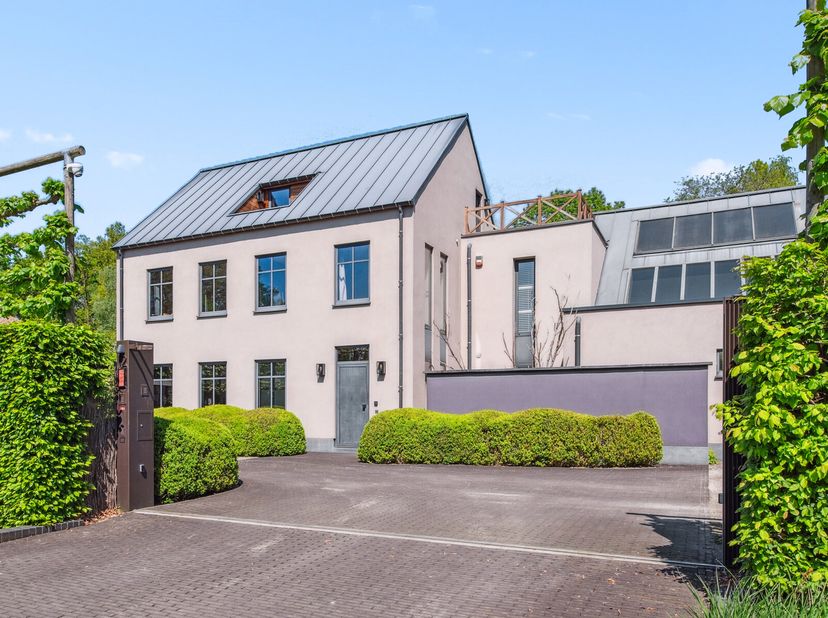 Deze uitzonderlijke villa is gelegen in een rustige, doodlopende straat met vrij uitzicht op groen, in de nabijheid van de golf van Keerbergen.&lt;br /&gt;