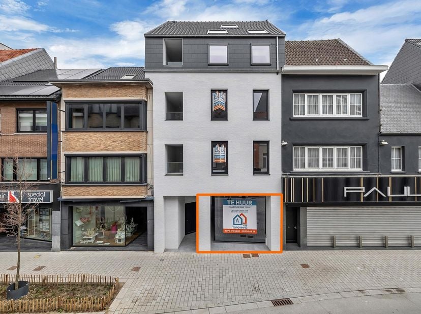 Deze handelsruimte met een totale oppervlakte van 112 m² bevindt zich op een ideale locatie voor handelaars. Deze nieuwbouw handelsuimte verkeerd in u