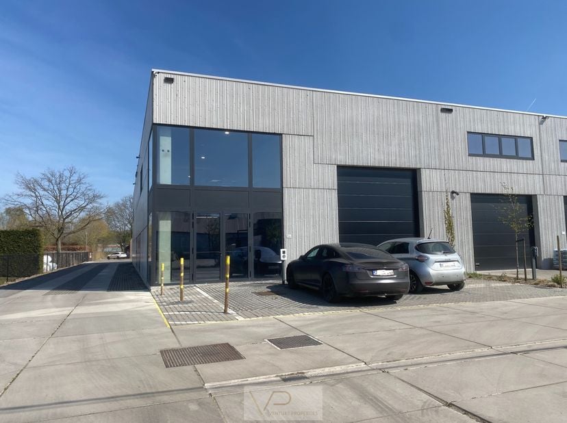 Découvrez cette unité d’activité neuve, moderne et de haute qualité de 212 m², parfaitement conçue pour répondre aux besoins des entrepreneurs de tail
