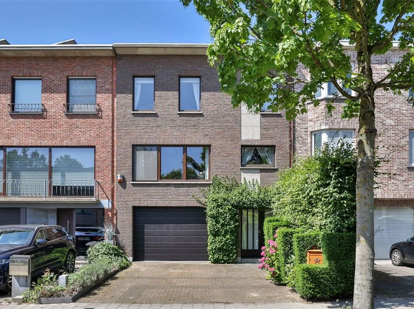 Graag bieden wij u deze ruime gezinswoning (215m²) met 4 slaapkamers en 2 badkamers aan in het centrum van Edegem. De woning is gelegen op een zuidwes